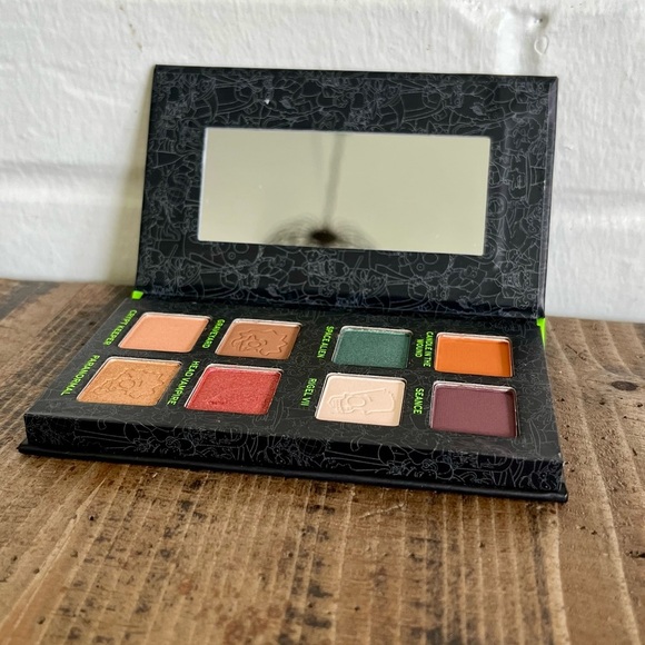 Revolution The Simpsons “Treehouse of Horror” Eyeshadow Palette - Picture 5 of 6